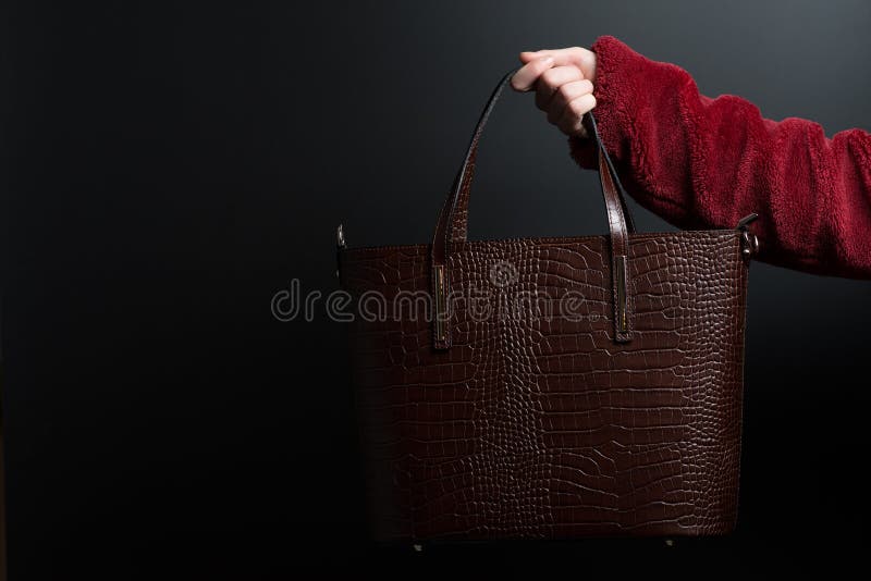 Meiden Hand Houdt Bruine Lederen Tas Op Zwarte Achtergrond in Vrouwenhandzijaanzicht Op Zwarte Lederen Handtas Achtergrond Stock Foto - Image of klassiek, bagage: 177103844