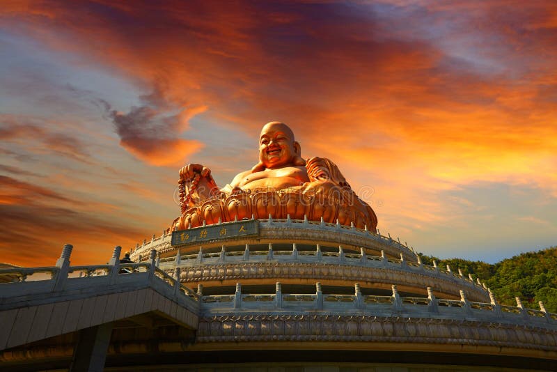 Meilen-Buddha-Statue, der lokale Religionsmarkstein im magischen Sonnenuntergang