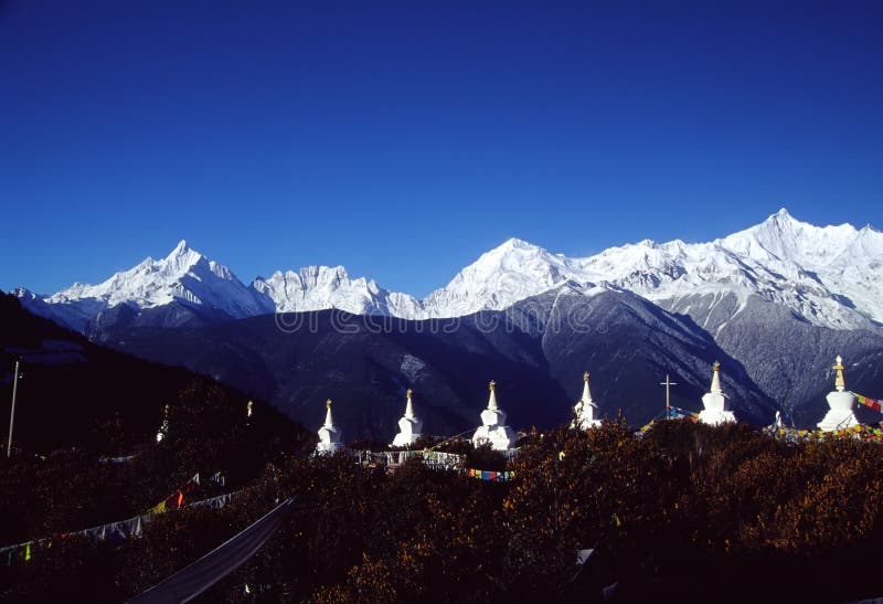 Meili-Schnee-Berge mit weißem Turm lizenzfreie stockbilder Meili-Schnee-Berge mit weißem Turm lizenzfreie stockbilder