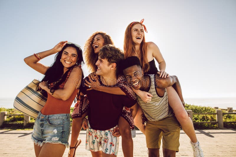 Meilleurs amis appréciant des vacances d'été photos stock Meilleurs amis appréciant des vacances d'été photos stock