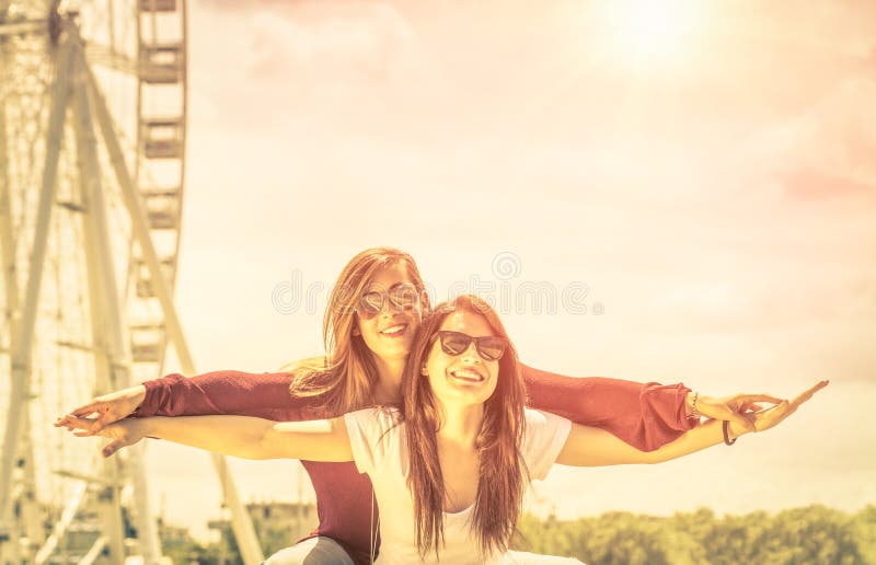 Meilleurs amis appréciant le temps ensemble dehors à la roue de ferris photos libres de droits