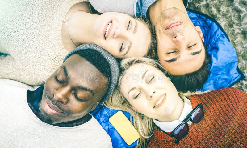 Meilleurs amis multiraciaux ayant l'amusement se reposant ensemble images libres de droits