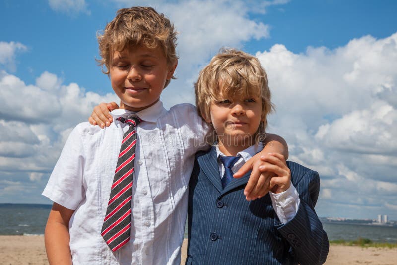 Meilleurs amis étreignant sur la plage images stock