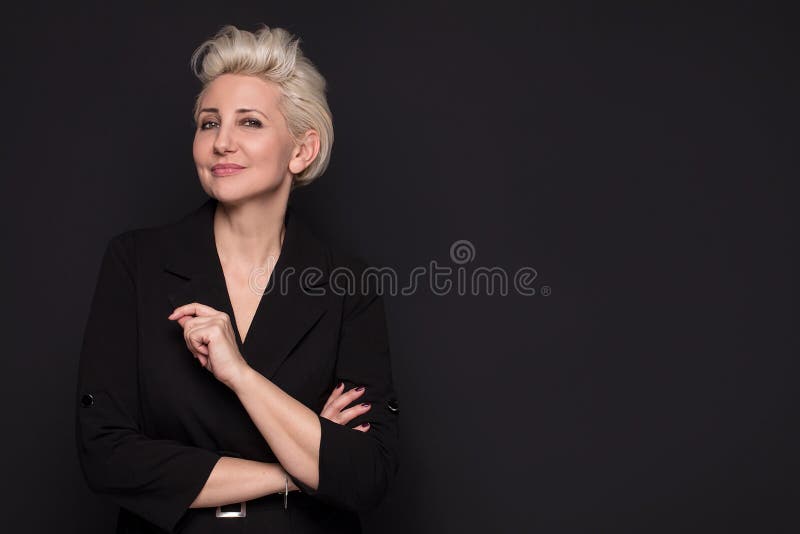 Meio bonito louro elegante levantamento envelhecido da senhora imagem de stock royalty free Meio bonito louro elegante levantamento envelhecido da senhora imagem de stock royalty free