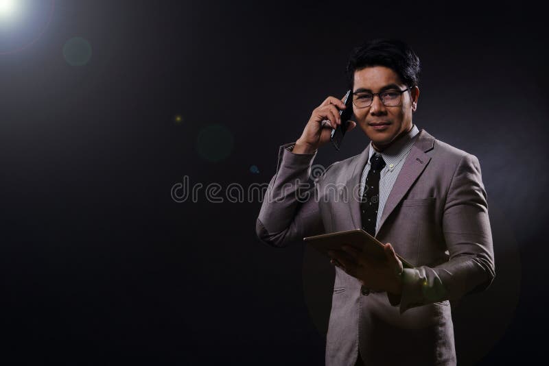 Meio corpo do retrato, suporte do homem de negócio na camisa cinzenta do branco do terno fotos de stock Meio corpo do retrato, suporte do homem de negócio na camisa cinzenta do branco do terno fotos de stock