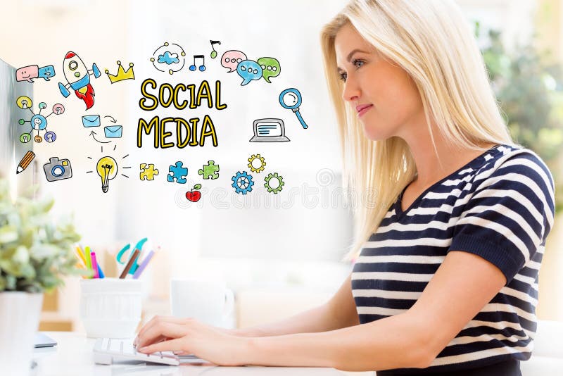 Meios sociais com a jovem mulher feliz na frente do computador imagens de stock Meios sociais com a jovem mulher feliz na frente do computador imagens de stock