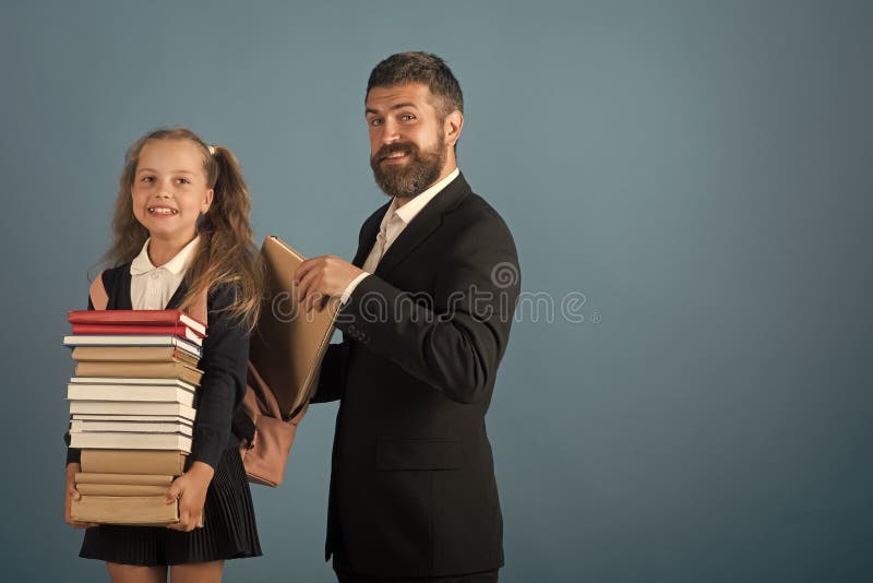 Meisje bij de eenvormige en gebaarde mens Terug naar het Concept van de School stock afbeelding Meisje bij de eenvormige en gebaarde mens Terug naar het Concept van de School stock afbeelding