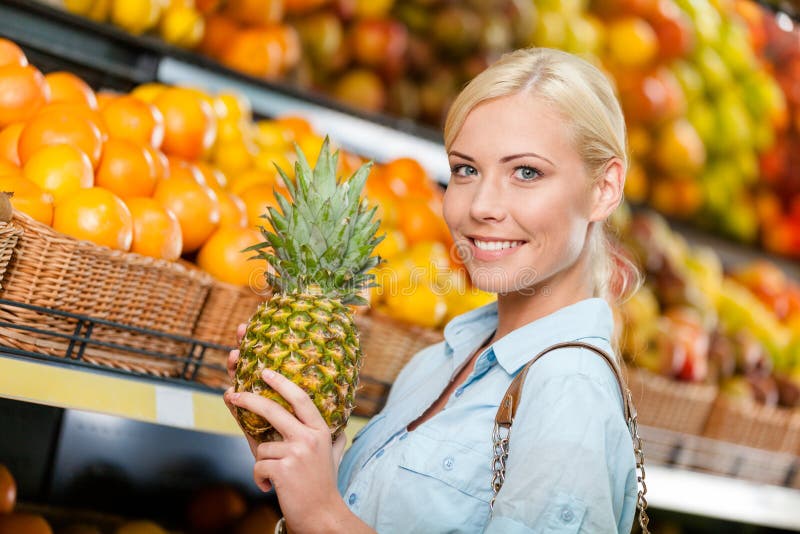 Meisje bij de markt die vruchten handenananas kiezen stock afbeelding Meisje bij de markt die vruchten handenananas kiezen stock afbeelding
