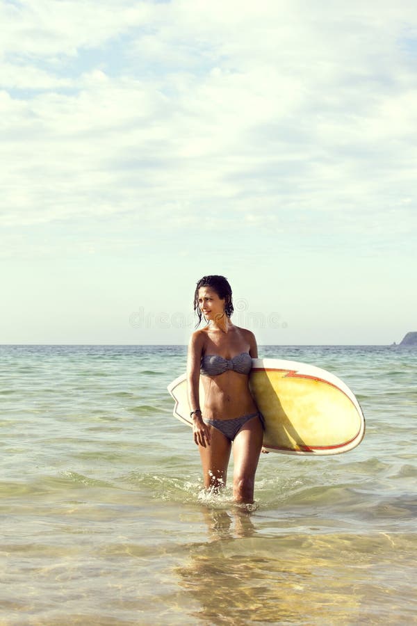 Meisje in bikini met een surfplank stock afbeeldingen Meisje in bikini met een surfplank stock afbeeldingen