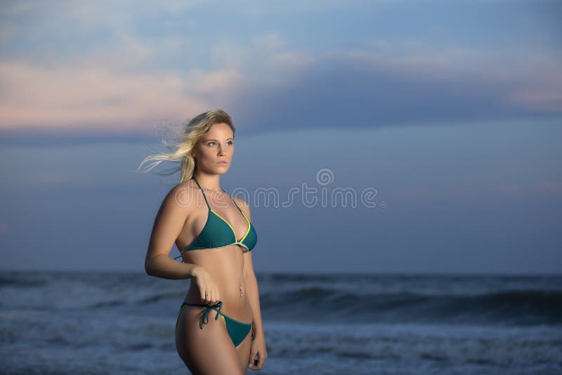 Meisje in bikini op strand royalty-vrije stock afbeeldingen Meisje in bikini op strand royalty-vrije stock afbeeldingen