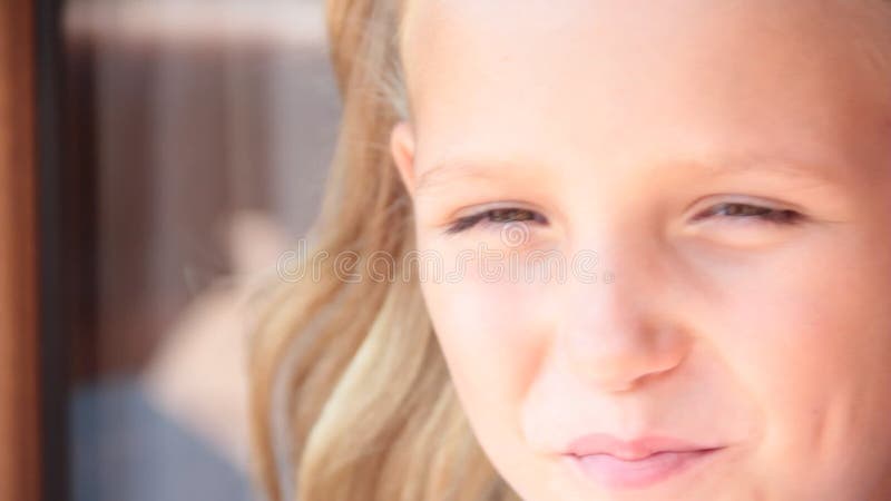 Meisje blond portret, het glimlachen de zomerhuis