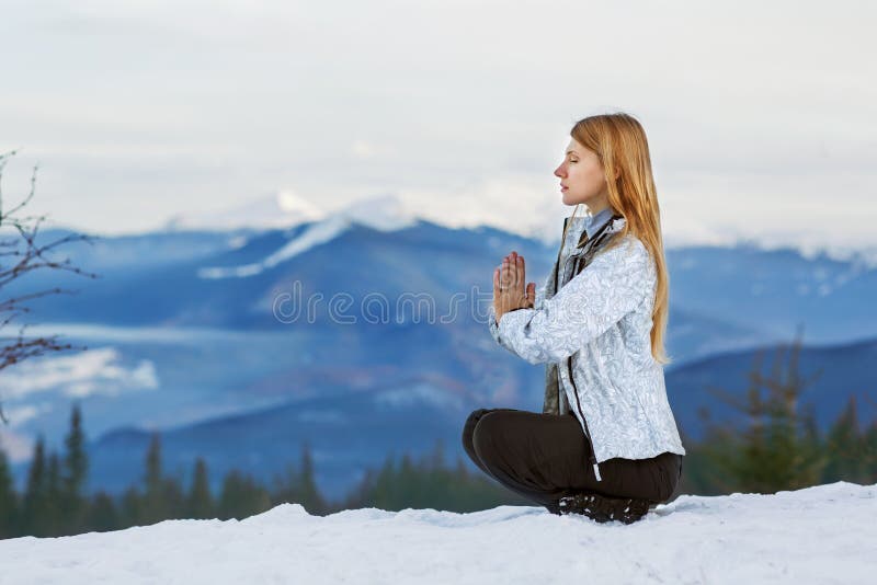 Meisje bovenop een berg die yoga doen stock foto's Meisje bovenop een berg die yoga doen stock foto's
