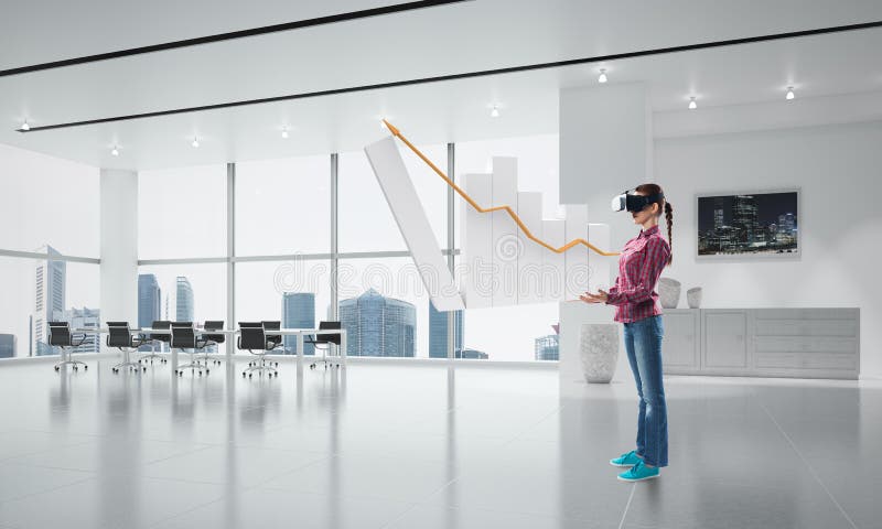 Meisje in bureaubinnenland in virtueel werkelijkheidsmasker die innovatieve technologieën gebruiken Gemengde media stock fotografie Meisje in bureaubinnenland in virtueel werkelijkheidsmasker die innovatieve technologieën gebruiken Gemengde media stock fotografie