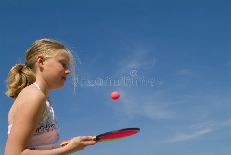 Meisje dat een balspel speelt