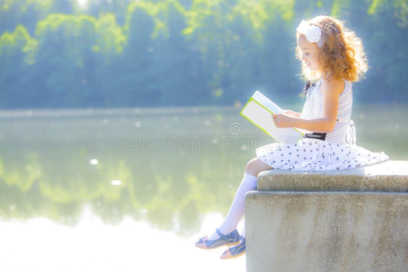 Meisje dat een boek leest royalty-vrije stock afbeeldingen Meisje dat een boek leest royalty-vrije stock afbeeldingen
