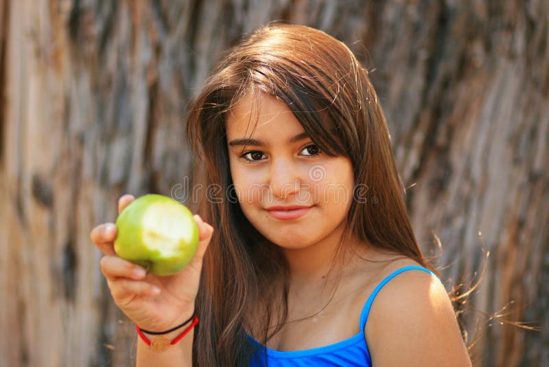 Meisje dat een groene appel eet stock fotografie Meisje dat een groene appel eet stock fotografie