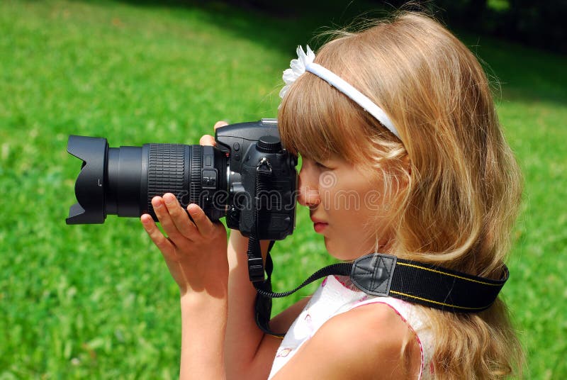 Meisje dat foto's neemt door professionele reflexcamera
