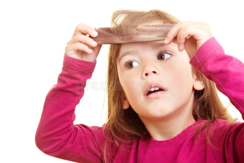 Meisje dat haar haar kamt royalty-vrije stock fotografie Meisje dat haar haar kamt royalty-vrije stock fotografie