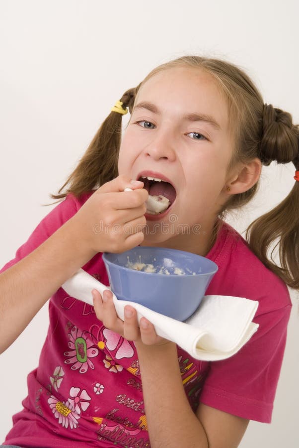 Meisje dat havermoutpap IV eet stock afbeeldingen Meisje dat havermoutpap IV eet stock afbeeldingen
