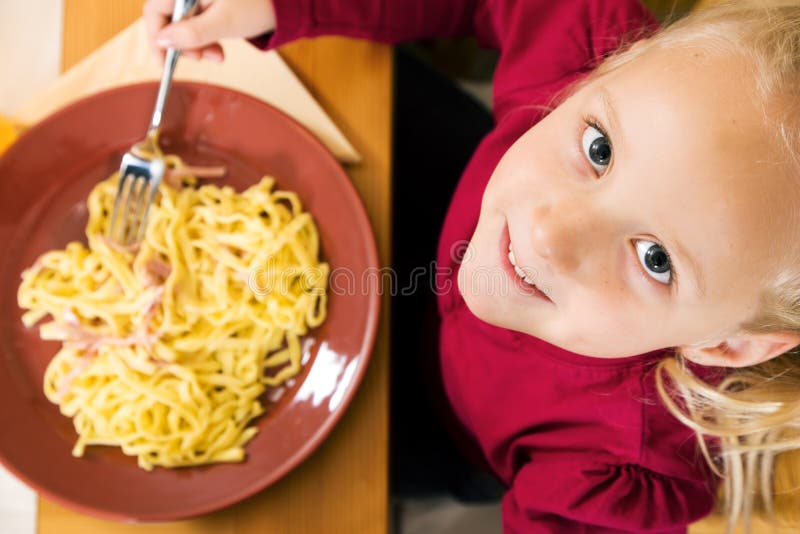Meisje dat lunch of diner eet stock fotografie Meisje dat lunch of diner eet stock fotografie