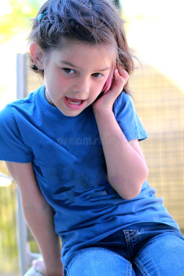 Meisje dat op de celtelefoon spreekt stock foto Meisje dat op de celtelefoon spreekt stock foto