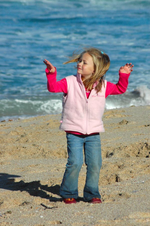 Meisje dat op strand danst royalty-vrije stock afbeeldingen Meisje dat op strand danst royalty-vrije stock afbeeldingen