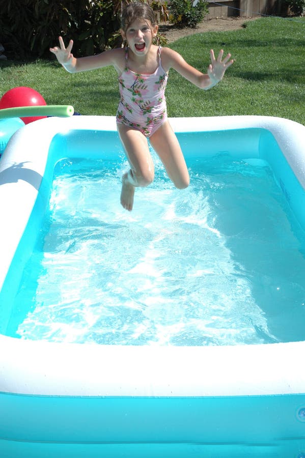 Meisje dat in pool springt royalty-vrije stock foto's Meisje dat in pool springt royalty-vrije stock foto's