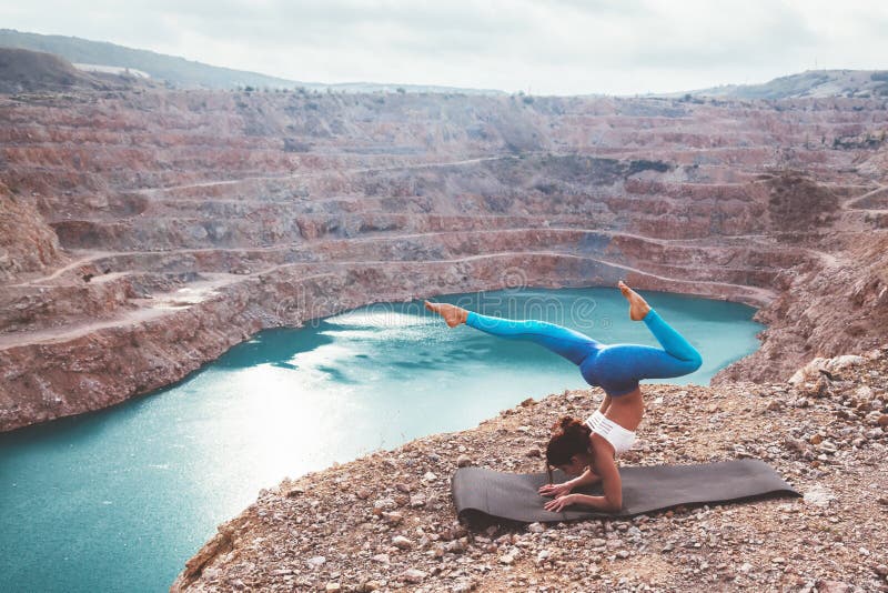 Meisje de opleidingsyoga stelt openlucht stock afbeeldingen Meisje de opleidingsyoga stelt openlucht stock afbeeldingen