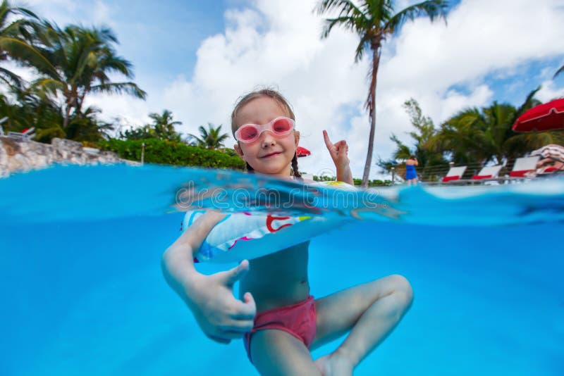 Meisje in de pool stock afbeeldingen Meisje in de pool stock afbeeldingen