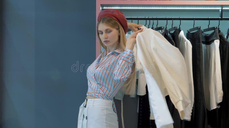 Meisje in de toonzaal van de kledingsopslag