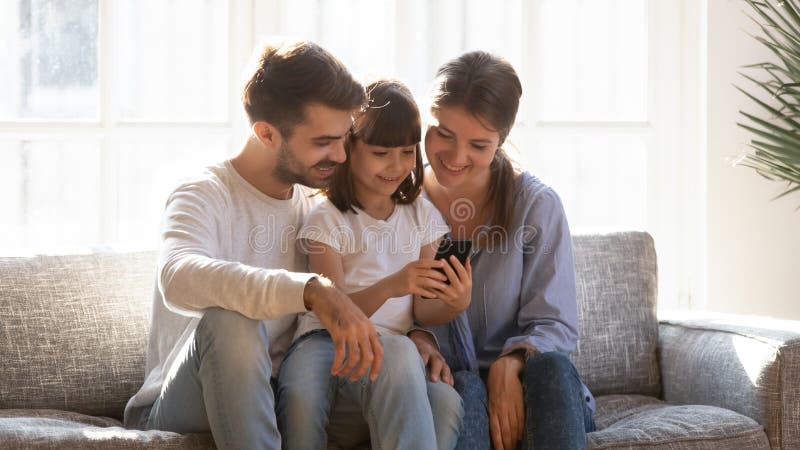Meisje die aan ouders favoriet spelspel online tonen royalty-vrije stock afbeeldingen Meisje die aan ouders favoriet spelspel online tonen royalty-vrije stock afbeeldingen