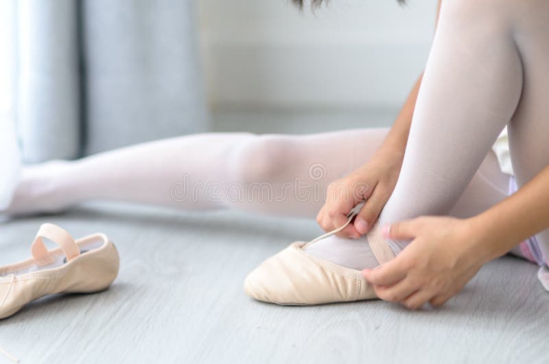 Meisje die balletschoenen voor het voorbereiden van danspraktijk dragen Selectiv stock fotografie Meisje die balletschoenen voor het voorbereiden van danspraktijk dragen Selectiv stock fotografie