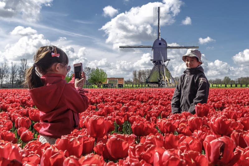 Meisje die beeld van haar broer vangen Meisje die beeld van haar broer vangen