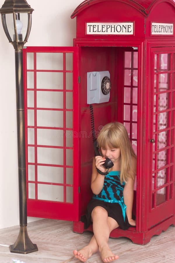 Meisje die binnen rood roepen een telefoon royalty-vrije stock afbeeldingen Meisje die binnen rood roepen een telefoon royalty-vrije stock afbeeldingen