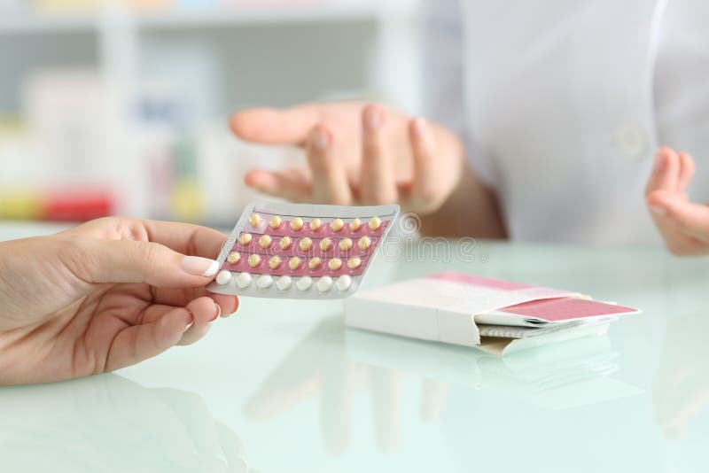 Meisje die contraceptieve pillen in een apotheek kopen
