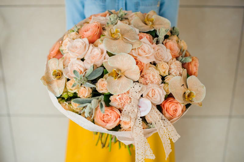 Meisje die een boeket van witte bloemen houden stock afbeelding Meisje die een boeket van witte bloemen houden stock afbeelding