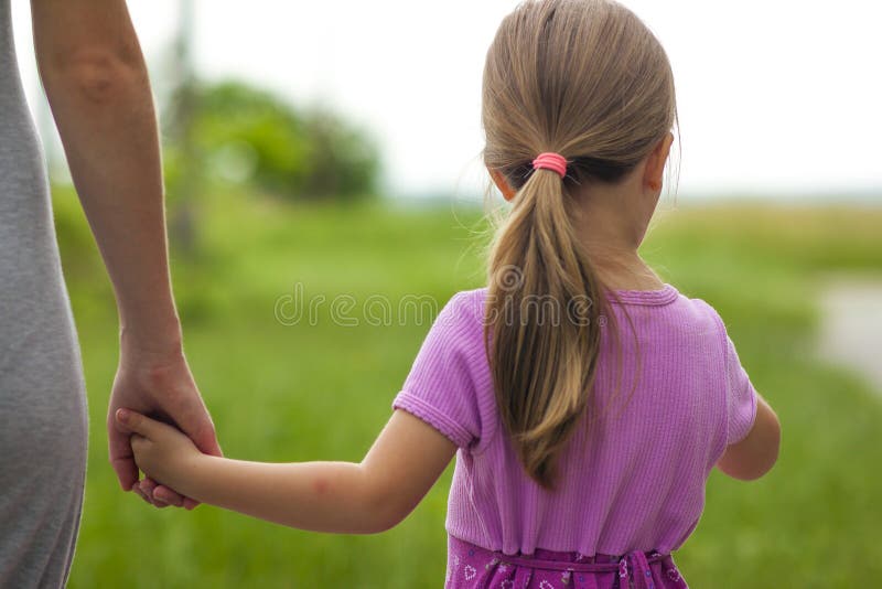 Meisje die een hand van haar moeder houden Gezinsverhoudingenconce royalty-vrije stock fotografie Meisje die een hand van haar moeder houden Gezinsverhoudingenconce royalty-vrije stock fotografie
