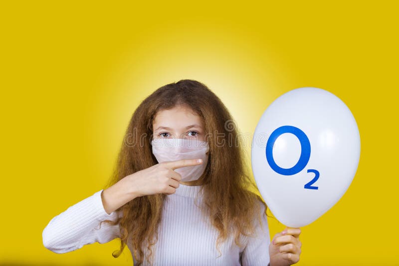 Meisje die een maskerbescherming wegens verontreiniging dragen, poin stock foto's Meisje die een maskerbescherming wegens verontreiniging dragen, poin stock foto's