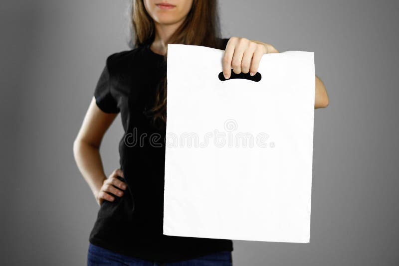 Meisje die een witte plastic zak houden Sluit omhoog Geïsoleerde achtergrond royalty-vrije stock foto Meisje die een witte plastic zak houden Sluit omhoog Geïsoleerde achtergrond royalty-vrije stock foto