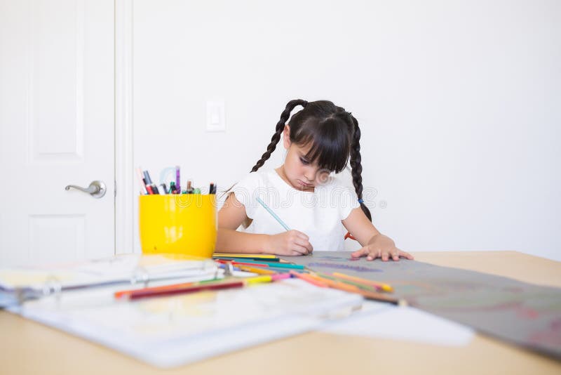 Meisje die het kunstwerk kleuren stock afbeeldingen Meisje die het kunstwerk kleuren stock afbeeldingen