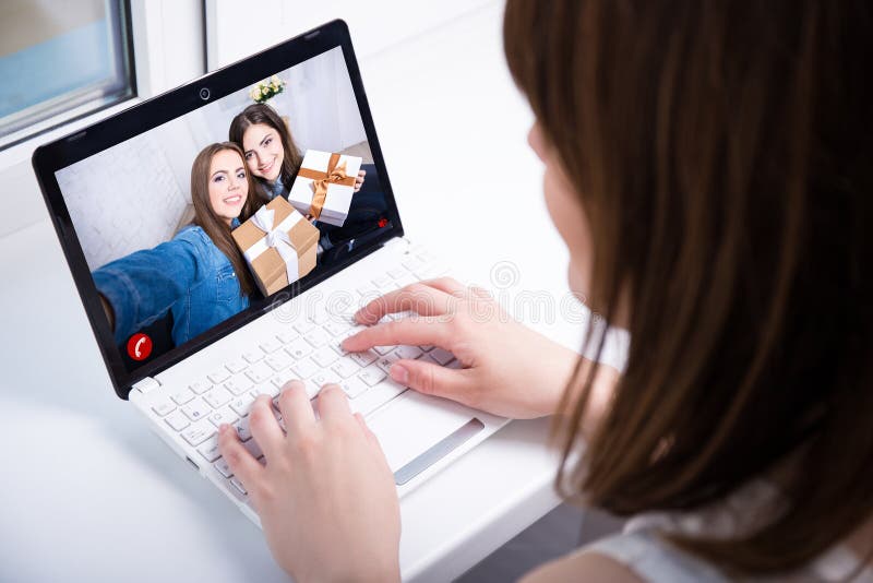 Meisje die met haar vrienden over een videovraag babbelen stock foto Meisje die met haar vrienden over een videovraag babbelen stock foto