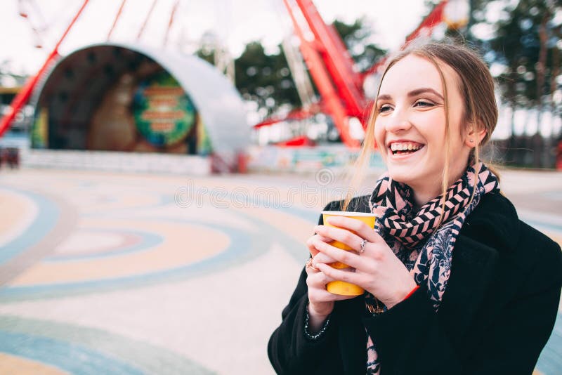 Meisje die ochtend van koffie in een park genieten royalty-vrije stock afbeelding Meisje die ochtend van koffie in een park genieten royalty-vrije stock afbeelding