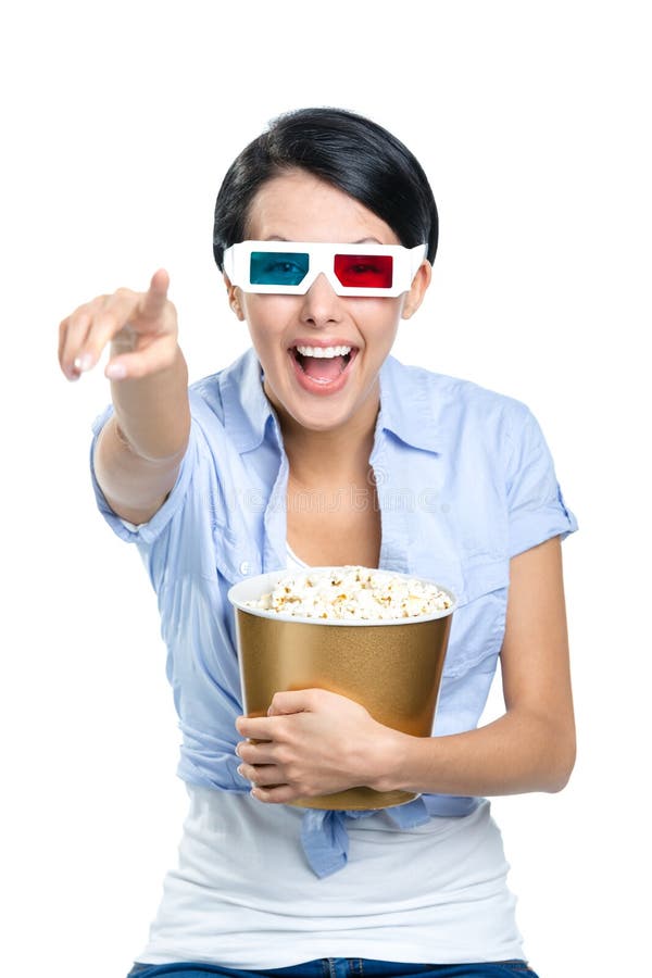 Meisje die op 3D bioskoop met kom popcorn letten stock fotografie Meisje die op 3D bioskoop met kom popcorn letten stock fotografie