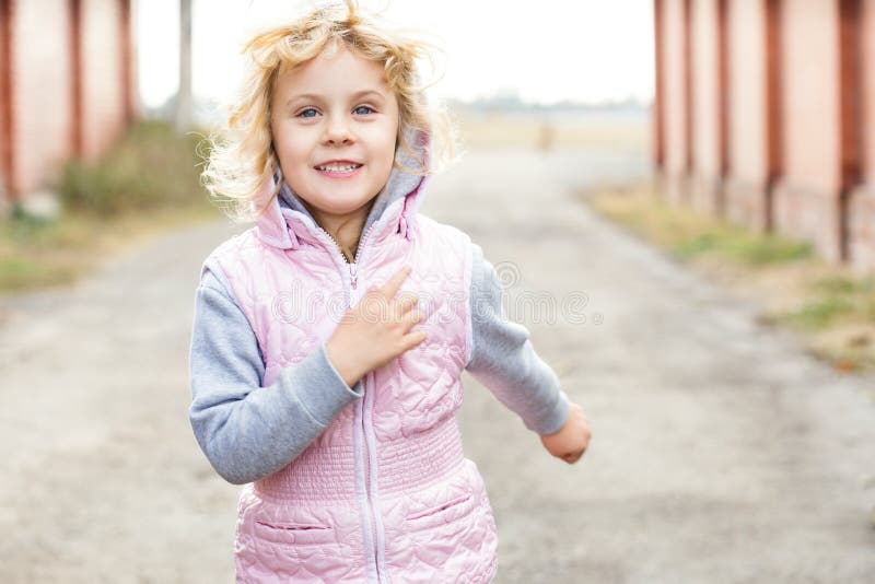 Meisje die op de weg lopen royalty-vrije stock afbeelding Meisje die op de weg lopen royalty-vrije stock afbeelding