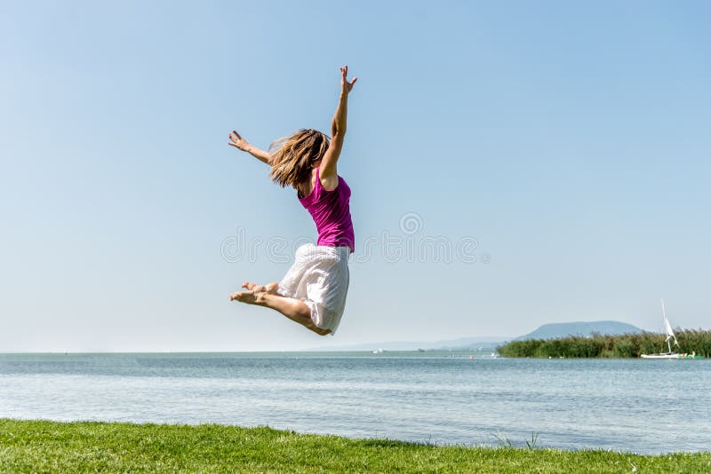 Meisje die op het meer springen royalty-vrije stock afbeeldingen Meisje die op het meer springen royalty-vrije stock afbeeldingen