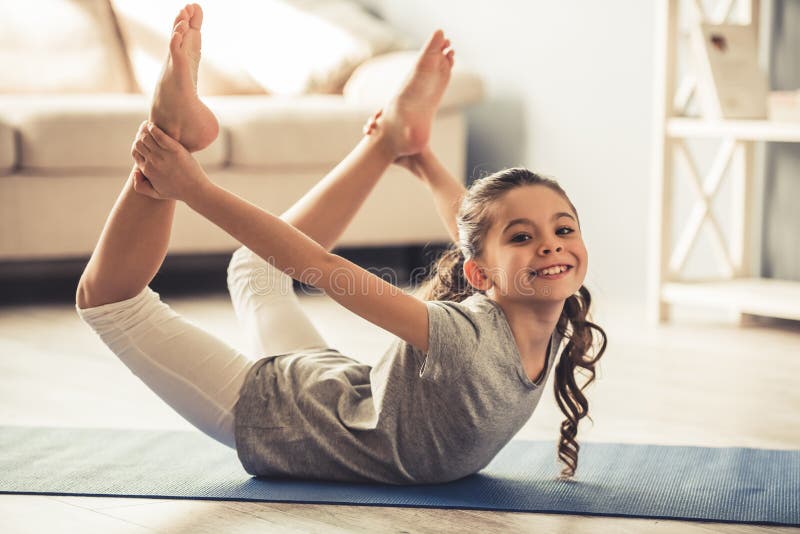 Meisje die yoga doen stock fotografie Meisje die yoga doen stock fotografie