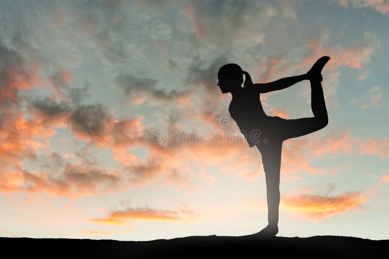Meisje die yogaoefening doen bij zonsondergang royalty-vrije stock foto Meisje die yogaoefening doen bij zonsondergang royalty-vrije stock foto