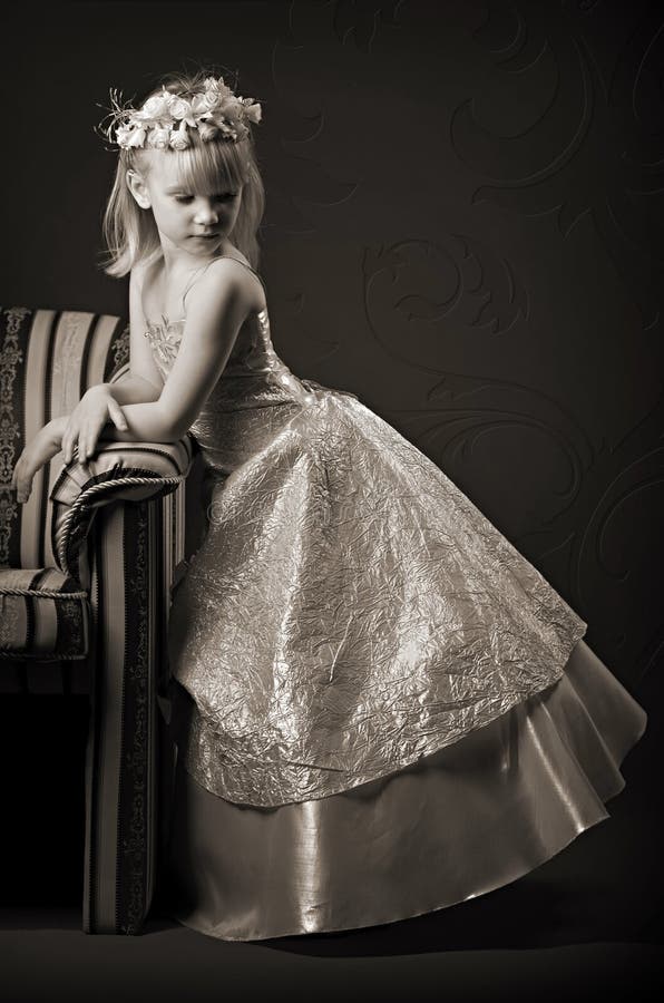 Meisje in een kleding royalty-vrije stock foto