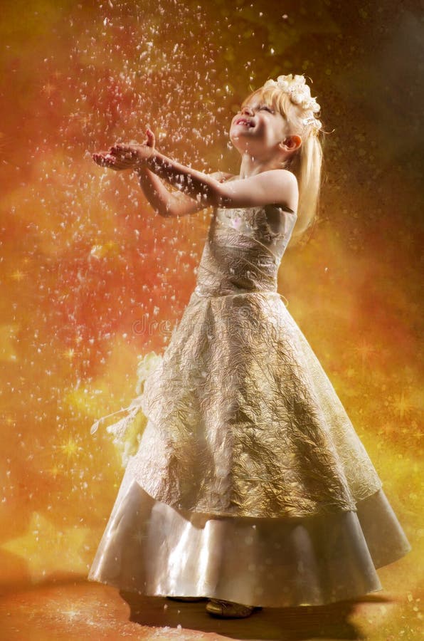 Meisje in een jurk en sneeuw royalty-vrije stock fotografie