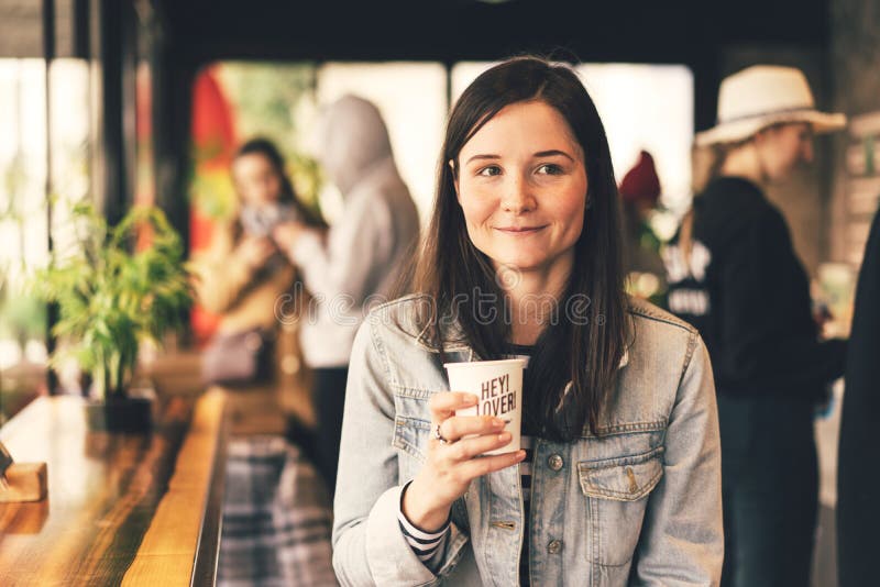 Meisje in een koffiewinkel met een kop van koffie stock foto's Meisje in een koffiewinkel met een kop van koffie stock foto's
